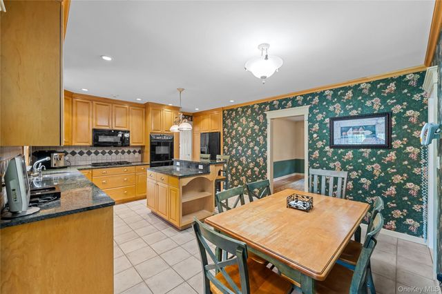 67 Raymond Place, Hewlett, NY 11557