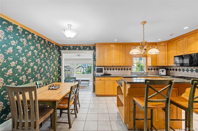 67 Raymond Place, Hewlett, NY 11557