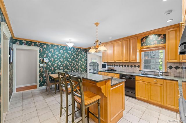 67 Raymond Place, Hewlett, NY 11557