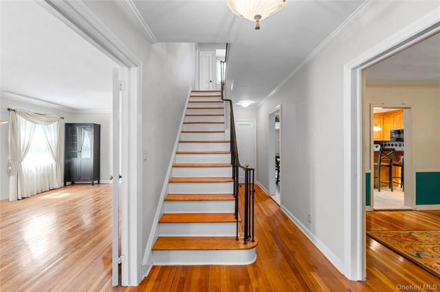 67 Raymond Place, Hewlett, NY 11557