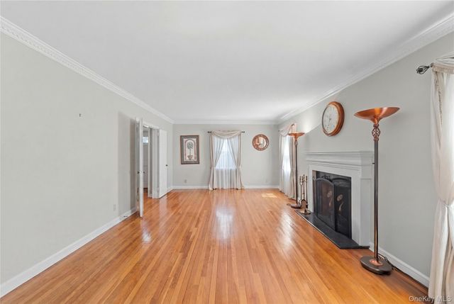 67 Raymond Place, Hewlett, NY 11557