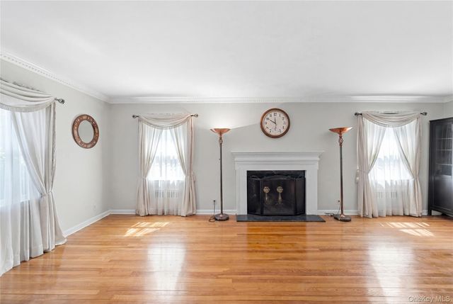 67 Raymond Place, Hewlett, NY 11557