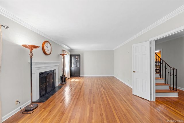 67 Raymond Place, Hewlett, NY 11557