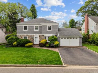 67 Raymond Place, Hewlett, NY 11557