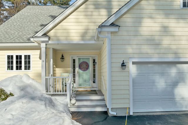 11 Vineyard Drive, Stratham, NH 03885