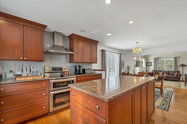 11 Vineyard Drive, Stratham, NH 03885