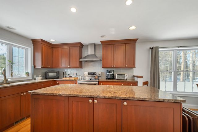 11 Vineyard Drive, Stratham, NH 03885