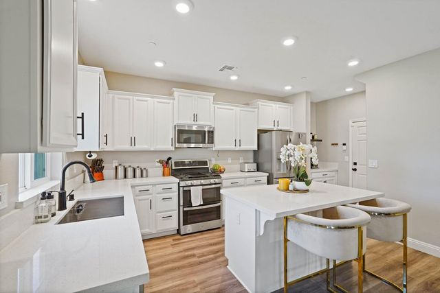 7040 Star Trail Way, Roseville, CA 95747