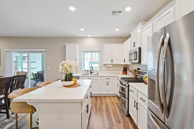 7040 Star Trail Way, Roseville, CA 95747