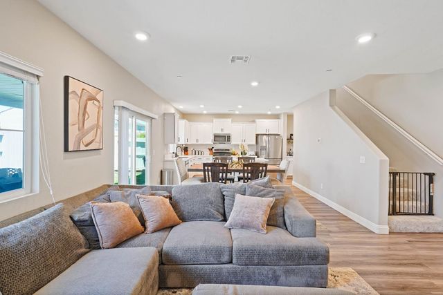 7040 Star Trail Way, Roseville, CA 95747