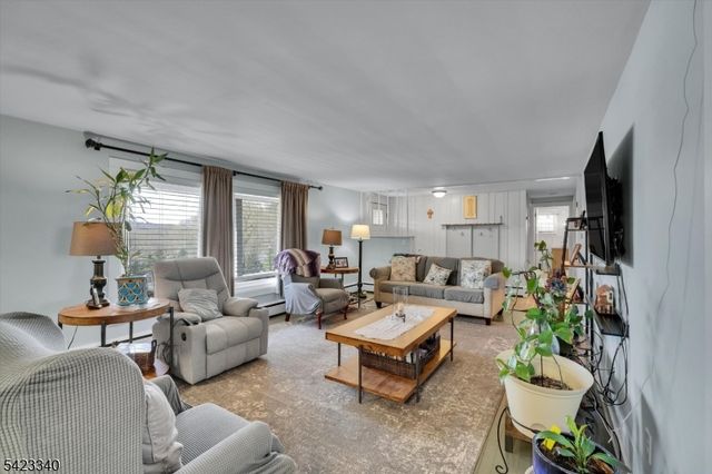 10 Hillside Ave, Milford Boro, NJ 08848