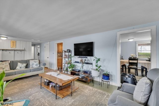 10 Hillside Ave, Milford Boro, NJ 08848