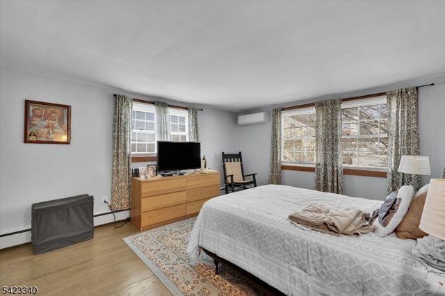 10 Hillside Ave, Milford Boro, NJ 08848