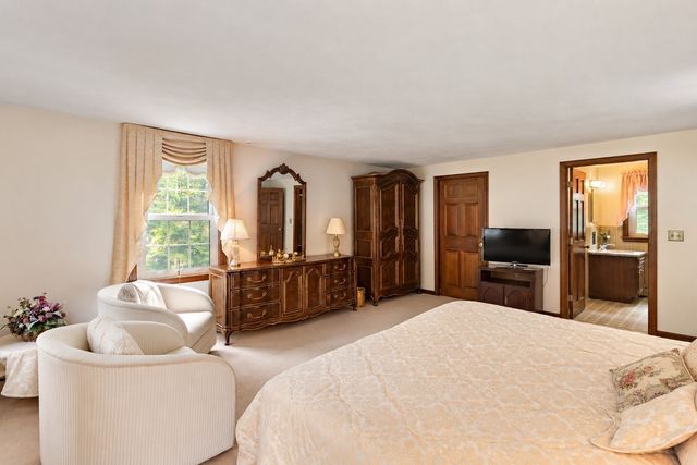 14 Huntingdon Rd, Lynnfield, MA 01940