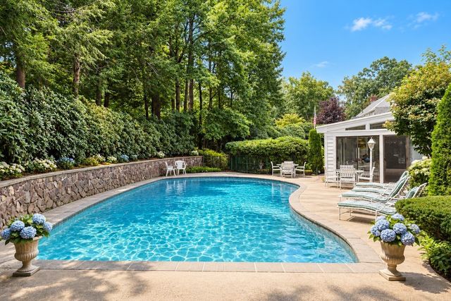 14 Huntingdon Rd, Lynnfield, MA 01940