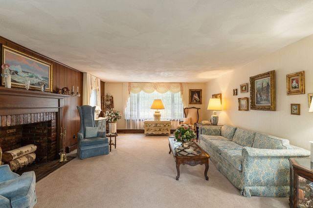14 Huntingdon Rd, Lynnfield, MA 01940