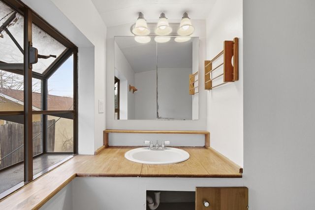 213 Harvard Drive SE, Albuquerque, NM 87106