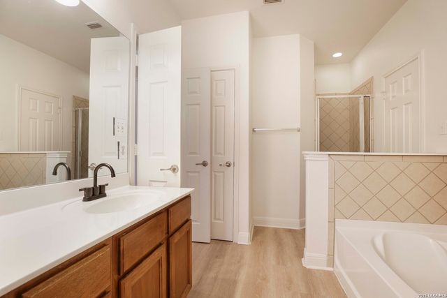 5718 Thunder Oaks, San Antonio, TX 78261