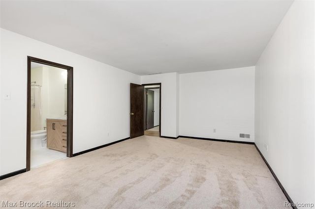 29764 Farmbrook Villa Lane, Southfield, MI 48034