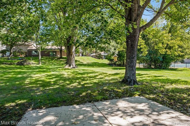 29764 Farmbrook Villa Lane, Southfield, MI 48034