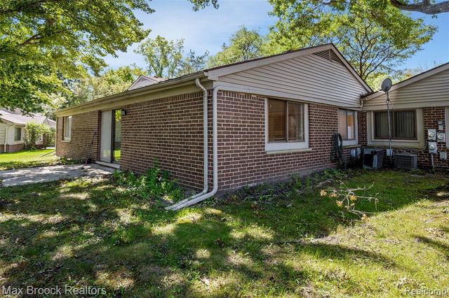 29764 Farmbrook Villa Lane, Southfield, MI 48034