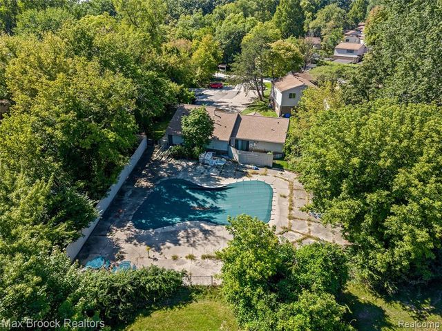 29764 Farmbrook Villa Lane, Southfield, MI 48034