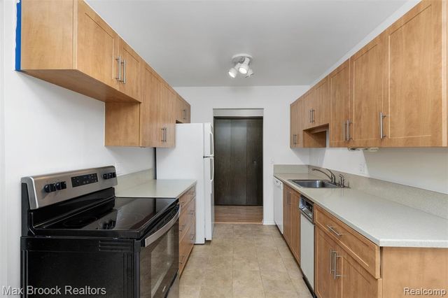 29764 Farmbrook Villa Lane, Southfield, MI 48034