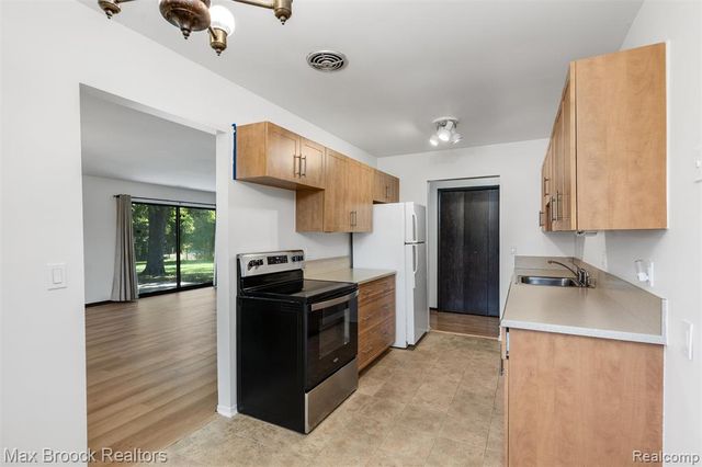 29764 Farmbrook Villa Lane, Southfield, MI 48034