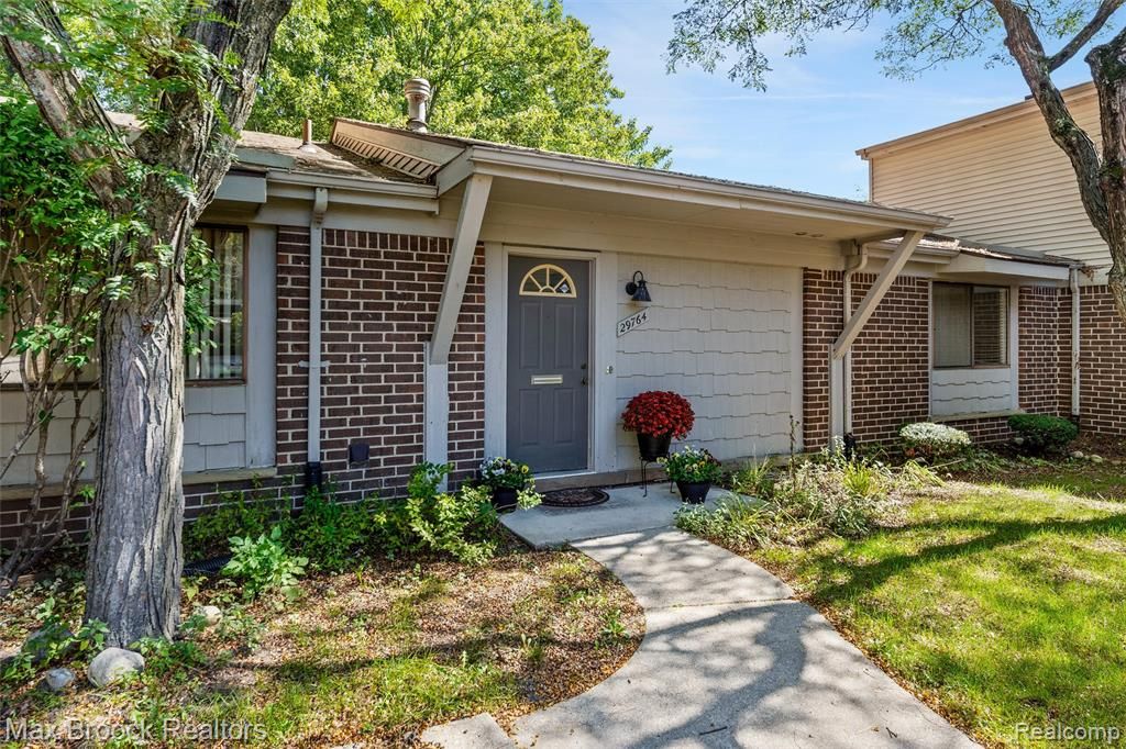 29764 Farmbrook Villa Lane, Southfield, MI 48034
