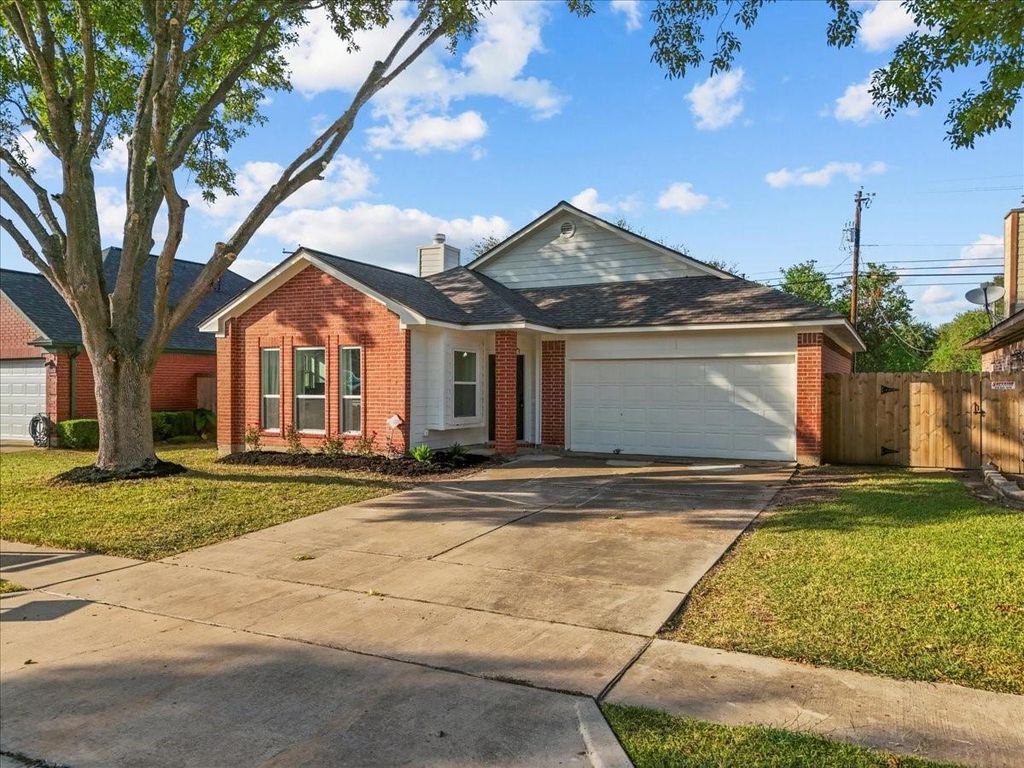 617 Prairie Ln, Angleton, TX 77515