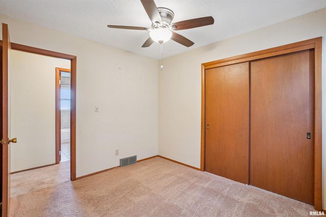 8101 8TH Street West, Rock Island, IL 61201