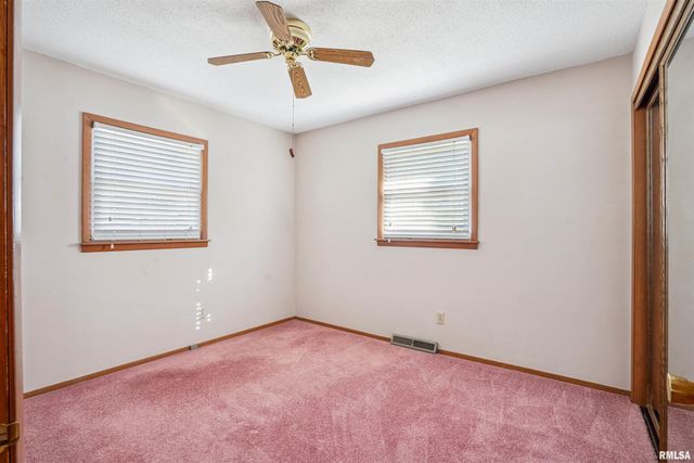 8101 8TH Street West, Rock Island, IL 61201