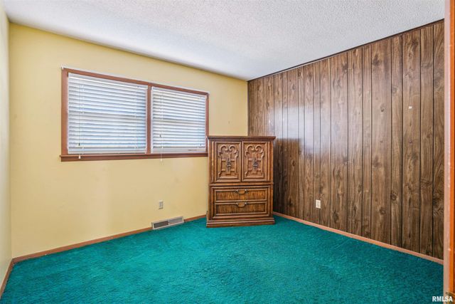 8101 8TH Street West, Rock Island, IL 61201