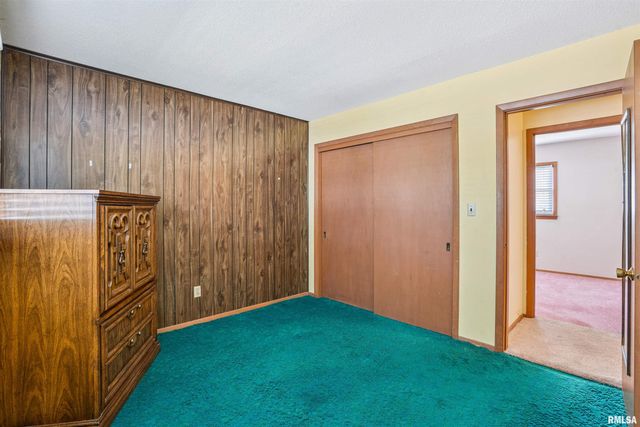 8101 8TH Street West, Rock Island, IL 61201