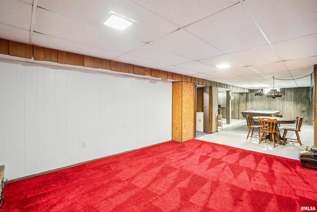 8101 8TH Street West, Rock Island, IL 61201