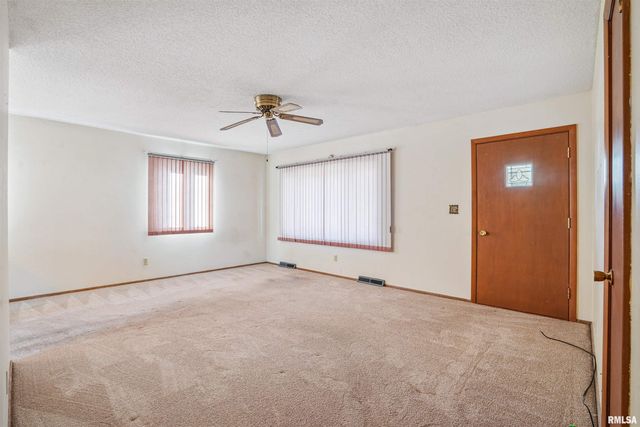 8101 8TH Street West, Rock Island, IL 61201