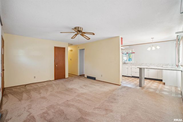 8101 8TH Street West, Rock Island, IL 61201