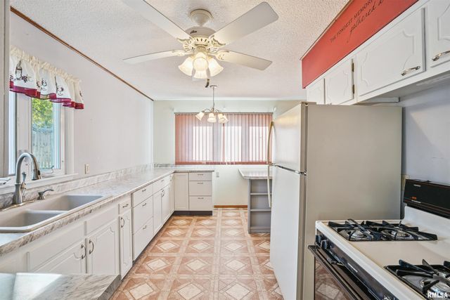 8101 8TH Street West, Rock Island, IL 61201