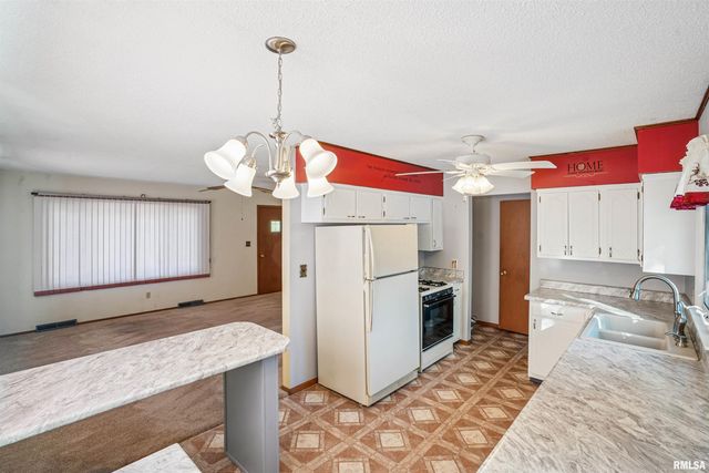 8101 8TH Street West, Rock Island, IL 61201