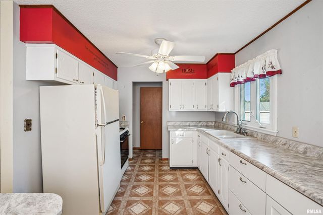 8101 8TH Street West, Rock Island, IL 61201