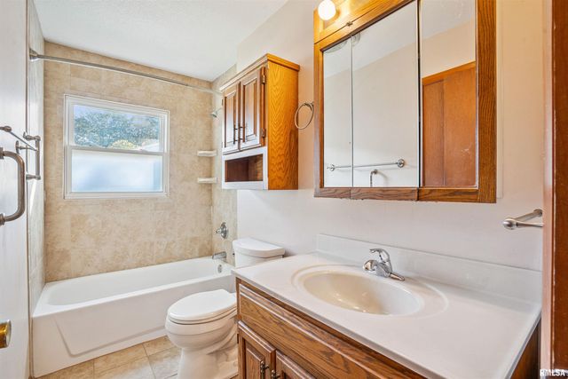 8101 8TH Street West, Rock Island, IL 61201