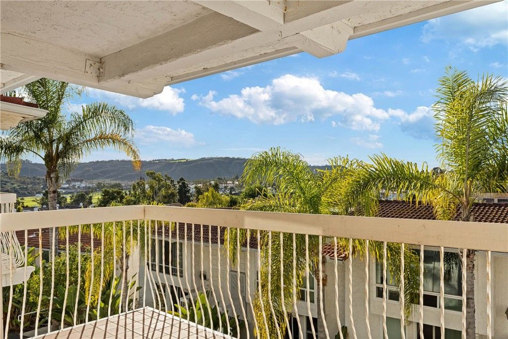 Image 3 of property listing at 2315 Caringa 51, Carlsbad, CA 92009