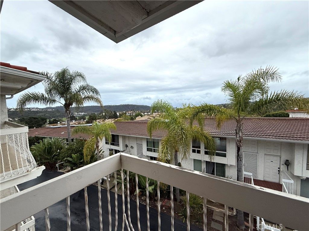 Image 4 of property listing at 2315 Caringa 51, Carlsbad, CA 92009