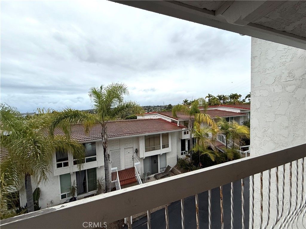 Image 5 of property listing at 2315 Caringa 51, Carlsbad, CA 92009