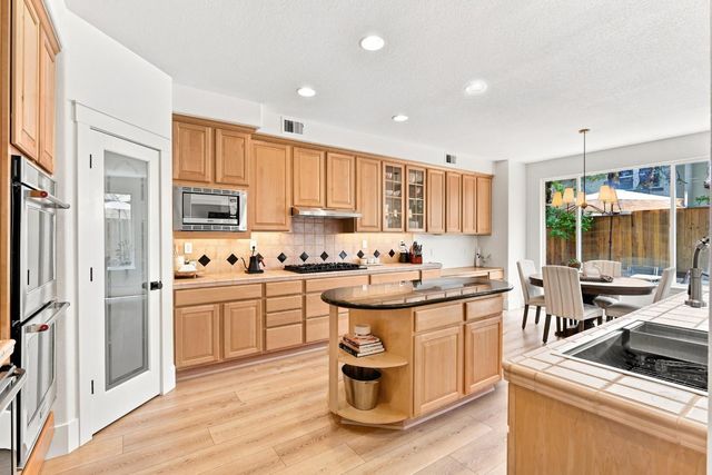 3835 Deer Ridge Ln, Auburn, CA 95602