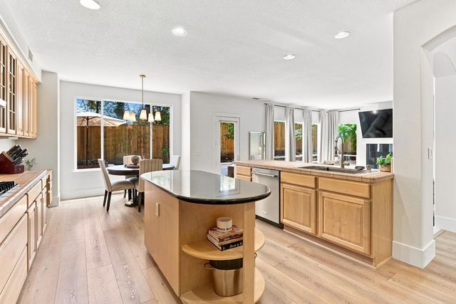 3835 Deer Ridge Ln, Auburn, CA 95602