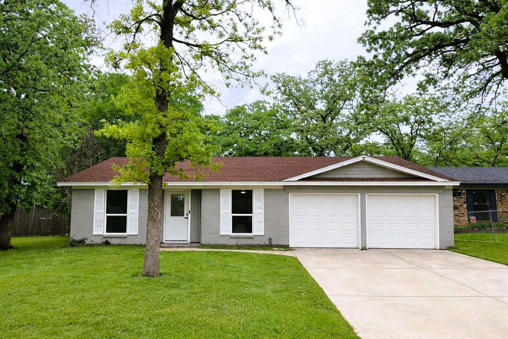 2933 Hunting Drive, Fort Worth, TX 76119 — exterior