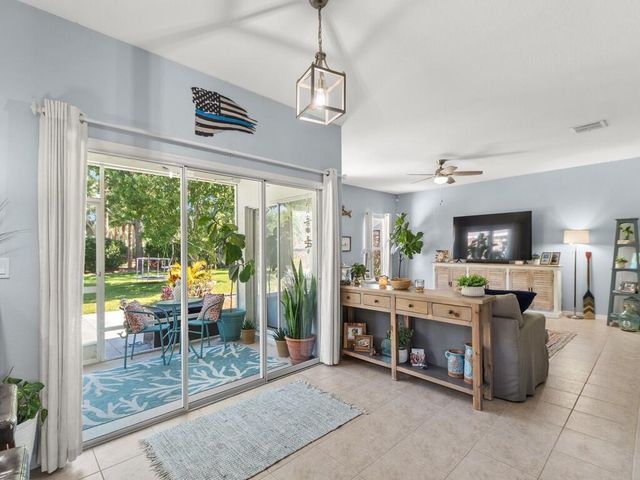 521 N Valencia Circle SW, Vero Beach, FL 32968