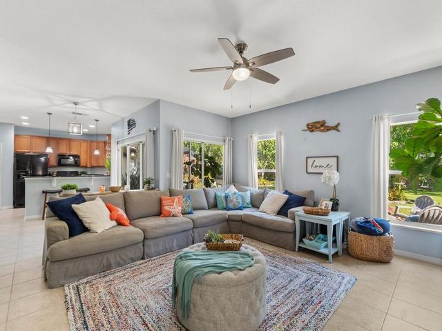 521 N Valencia Circle SW, Vero Beach, FL 32968