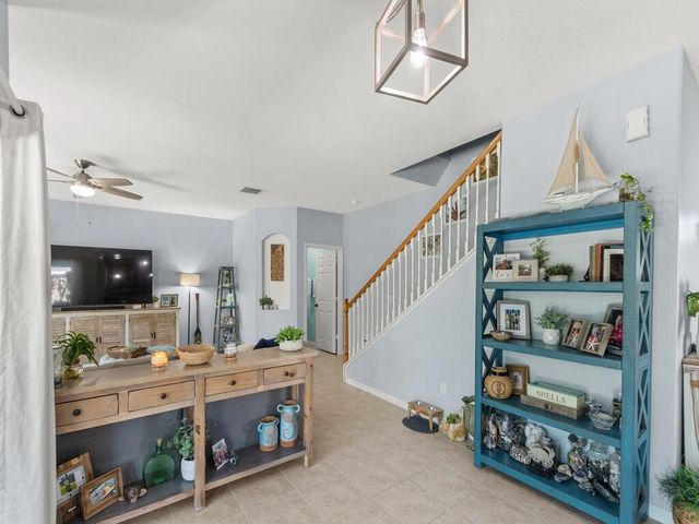 521 N Valencia Circle SW, Vero Beach, FL 32968